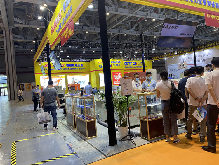 เครื่องเคลือบเพชรที่ไม่ติดเพลิง ผู้ผลิตเครื่องจักร Dongguan เครื่องเคลือบเพชรไฟฟ้าแบบแนวราบใหม่สําหรับ plexiglass