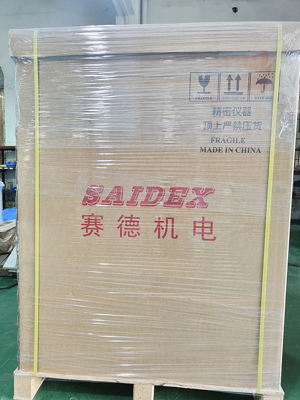 เครื่อง AC220 กำลังไฟ 2.5KW เครื่องขัดเงาแบบป้อนอัตโนมัติ 30 องศา เครื่องทำร่องอะคริลิค SD-XB1065