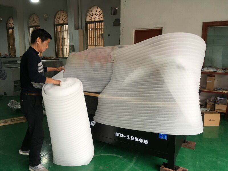 เครื่องเลืองอะคริลิคที่มีพลังงานการเข้าระดับ 2.5kW ระบบเลืองอะคริลิคด้านสําหรับผลการเลืองและขอบ